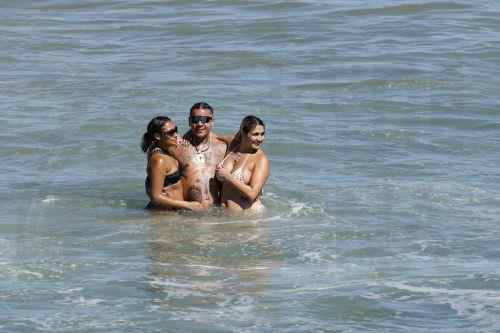 epa13125744 People enjoy the beach along the Santa Monica Pier in Santa Monica, California, USA, 21 July 2026. A heat wave sweeping across Southern California has brought high temperatures to the region, prompting people to seek relief at the coast.  EPA/CHRIS TORRES