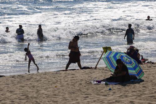 epa13125747 People enjoy the beach along the Santa Monica Pier in Santa Monica, California, USA, 21 July 2026. A heat wave sweeping across Southern California has brought high temperatures to the region, prompting people to seek relief at the coast.  EPA/CHRIS TORRES