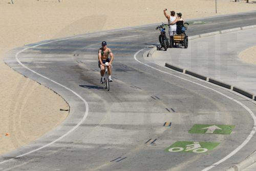 epa13125749 People work out on the beach along the Santa Monica Pier in Santa Monica, California, USA, 21 July 2026. A heat wave sweeping across Southern California has brought high temperatures to the region, prompting people to seek relief at the coast.  EPA/CHRIS TORRES