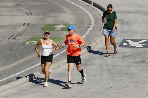 epa13125750 People work out on the beach along the Santa Monica Pier in Santa Monica, California, USA, 21 July 2026. A heat wave sweeping across Southern California has brought high temperatures to the region, prompting people to seek relief at the coast.  EPA/CHRIS TORRES