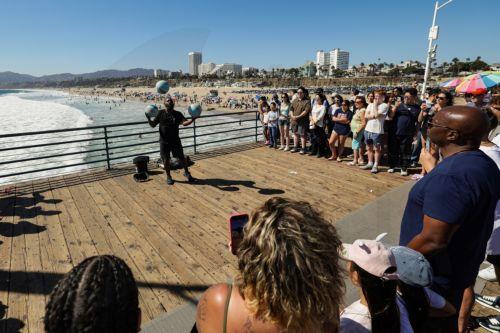 epa13125755 People enjoy the beach along the Santa Monica Pier in Santa Monica, California, USA, 21 July 2026. A heat wave sweeping across Southern California has brought high temperatures to the region, prompting people to seek relief at the coast.  EPA/CHRIS TORRES