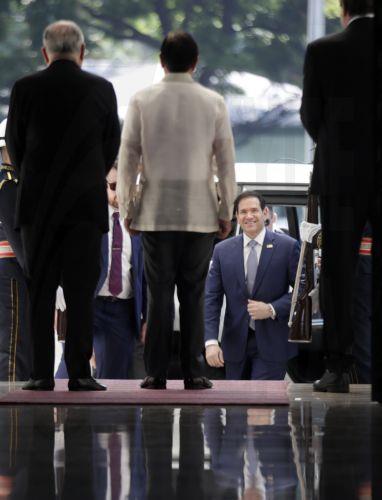epa13125976 Philippine President Ferdinand 'Bongbong' Marcos Junior (2-L) welcomes United State Secretary of State Marco Rubio (R) during a courtesy visit inside Malakanang presidential palace in Manila, Philippines, 22 July 2026. Rubio is set to attend meetings with ASEAN leaders and the East Asia Summit.  EPA/FRANCIS R. MALASIG / POOL