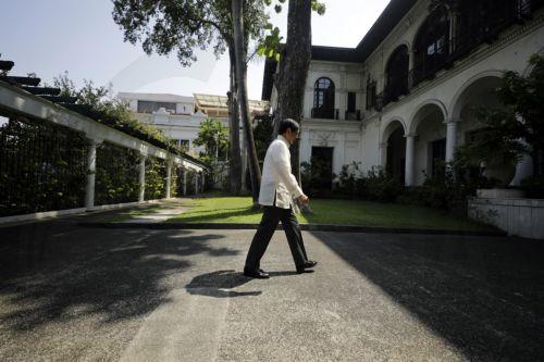 epa13126031 Philippine President Ferdinand 'Bongbong' Marcos Junior walks to meet the United State Secretary of State at Malakanang presidential palace in Manila, Philippines, 22 July 2026. Rubio is set to attend meetings with ASEAN leaders and the East Asia Summit.  EPA/FRANCIS R. MALASIG / POOL