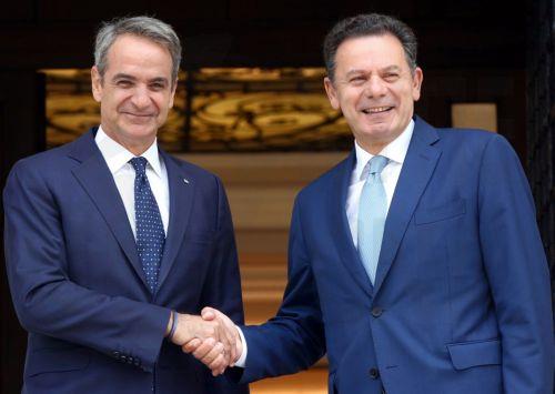 epa13126123 Greek Prime Minister Kyriakos Mitsotakis (L) welcomes Portuguese Prime Minister Luis Montenegro (R) during the latter's visit to the Maximos Mansion in Athens, Greece, 22 July 2026. Montenegro is in Athens for a bilateral working meeting with his Greek counterpart.  EPA/ORESTIS PANAGIOTOU
