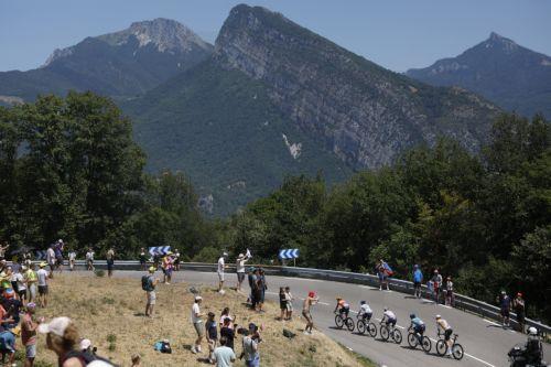 epa13127713 A breakaway group in action during Stage 18 of the Tour de France, a 185.2 km route from Voiron to Orcieres-Merlette, France, 23 July 2026.  EPA/YOAN VALAT