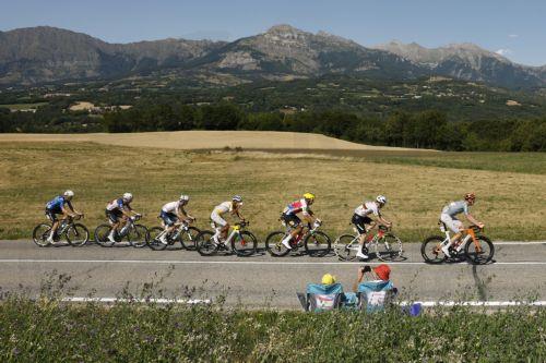 epa13128072 A chasing group in action during Stage 18 of the Tour de France, a 185.2 km route from Voiron to Orcieres-Merlette, France, 23 July 2026.  EPA/YOAN VALAT