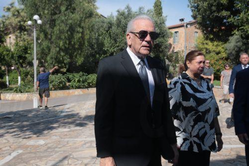 Ο Δημήτρης Αβραμόπουλος παρίσταται στην εξόδιο ακολουθία της Μαίρης Λίντα στον Ιερό Ναό Αγίου Ανδρέα, στο παρεκκλήσι που βρίσκεται εντός του Γηροκομείου Αθηνών, Παρασκευή 24 Ιουλίου 2026. Η επιλογή του χώρου είχε ιδιαίτερη σημασία για τη σπουδαία ερμηνεύτρια, καθώς εκεί διέμενε από το 2018 και είχε εκφράσει την επιθυμία να τελεστεί εκεί η κηδεία της. Μετά...