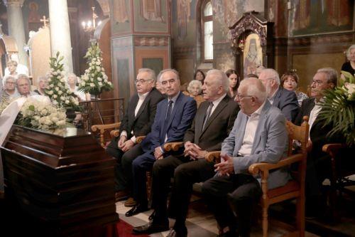Ο πρόεδρος της Βουλής Νικήτας Κακλαμάνης (Δ) και ο Δημήτρης Αβραμόπουλος (2ος Δ)  παρίστανται στην εξόδιο ακολουθία της Μαίρης Λίντα στον Ιερό Ναό Αγίου Ανδρέα, στο παρεκκλήσι που βρίσκεται εντός του Γηροκομείου Αθηνών, Παρασκευή 24 Ιουλίου 2026. Η επιλογή του χώρου είχε ιδιαίτερη σημασία για τη σπουδαία ερμηνεύτρια, καθώς εκεί διέμενε από το 2018 και είχε...