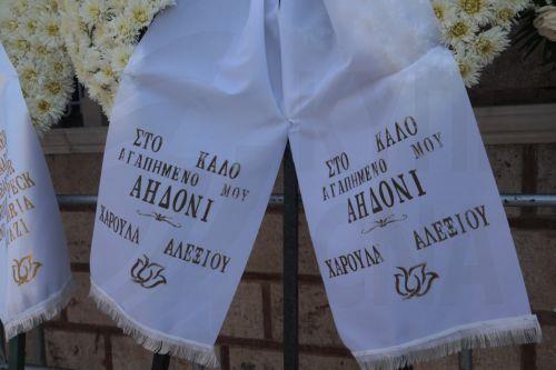 Στεφάνια έξω από το παρεκκλήσι του Ιερού Ναού Αγίου Ανδρέα που βρίσκεται εντός του Γηροκομείου Αθηνών, για την εξόδιο ακολουθία της Μαίρης Λίντα, Παρασκευή 24 Ιουλίου 2026. Η επιλογή του χώρου είχε ιδιαίτερη σημασία για τη σπουδαία ερμηνεύτρια, καθώς εκεί διέμενε από το 2018 και είχε εκφράσει την επιθυμία να τελεστεί εκεί η κηδεία της. Μετά την εξόδιο...