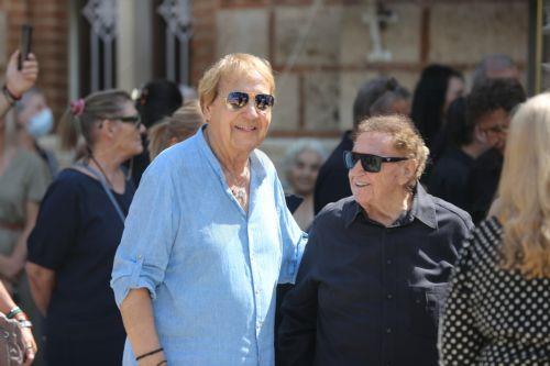 Συγγενείς, φίλοι και απλός κόσμος παρίστανται στην εξόδιο ακολουθία της Μαίρης Λίντα στον Ιερό Ναό Αγίου Ανδρέα, στο παρεκκλήσι που βρίσκεται εντός του Γηροκομείου Αθηνών, Παρασκευή 24 Ιουλίου 2026. Η επιλογή του χώρου είχε ιδιαίτερη σημασία για τη σπουδαία ερμηνεύτρια, καθώς εκεί διέμενε από το 2018 και είχε εκφράσει την επιθυμία να τελεστεί εκεί η κηδεία...