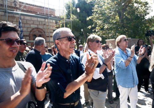 Συγγενείς, φίλοι και απλός κόσμος παρίστανται στην εξόδιο ακολουθία της Μαίρης Λίντα στον Ιερό Ναό Αγίου Ανδρέα, στο παρεκκλήσι που βρίσκεται εντός του Γηροκομείου Αθηνών, Παρασκευή 24 Ιουλίου 2026. Η επιλογή του χώρου είχε ιδιαίτερη σημασία για τη σπουδαία ερμηνεύτρια, καθώς εκεί διέμενε από το 2018 και είχε εκφράσει την επιθυμία να τελεστεί εκεί η κηδεία...