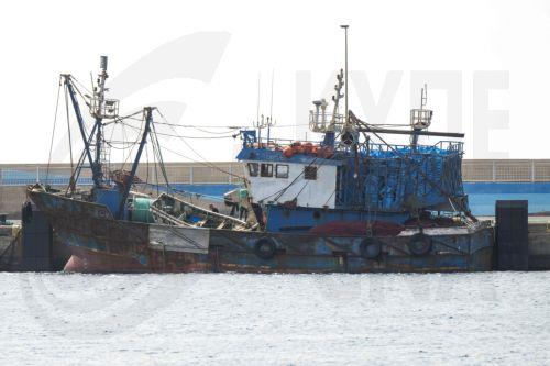 epa13130153 A fishing boat used by migrants is docked in the port of Gran Tarajal, Fuerteventura, Spain's Canary Islands, 24 July 2026. About 20 migrants arrived on Fuerteventura island aboard a possibly stolen fishing vessel from El Aaiun, Western Sahara, according to the Civil Guard and emergency services.  EPA/CARLOS DE SAA