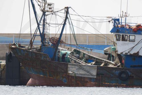 epa13130156 A fishing boat used by migrants is docked in the port of Gran Tarajal, Fuerteventura, Spain's Canary Islands, 24 July 2026. About 20 migrants arrived on Fuerteventura island aboard a possibly stolen fishing vessel from El Aaiun, Western Sahara, according to the Civil Guard and emergency services.  EPA/CARLOS DE SAA