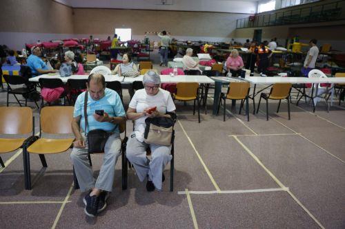 epa13133526 Residents of the towns affected by the wildfires in the western mountains of Madrid who have been forced to evacuate rest in a gym in Villamanta, near Madrid, Spain, 26 July 2026. The several wildfires has forced to move 60,000 inhabitants and have burnt more than 40,000 hectares.  EPA/Mariscal