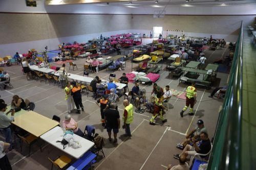 epa13133528 Residents of the towns affected by the wildfires in the western mountains of Madrid who have been forced to evacuate rest in a gym in Villamanta, near Madrid, Spain, 26 July 2026. The several wildfires has forced to move 60,000 inhabitants and have burnt more than 40,000 hectares.  EPA/Mariscal