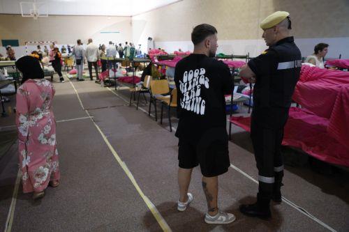 epa13133529 Residents of the towns affected by the wildfires in the western mountains of Madrid who have been forced to evacuate rest in a gym in Villamanta, near Madrid, Spain, 26 July 2026. The several wildfires has forced to move 60,000 inhabitants and have burnt more than 40,000 hectares.  EPA/Mariscal