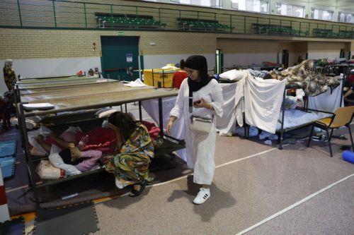 epa13133530 Residents of the towns affected by the wildfires in the western mountains of Madrid who have been forced to evacuate rest in a gym in Villamanta, near Madrid, Spain, 26 July 2026. The several wildfires has forced to move 60,000 inhabitants and have burnt more than 40,000 hectares.  EPA/Mariscal