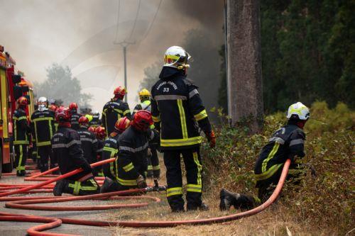 epa13134819 A crew of French firefighters is deployed to battle a wildfire spreading in Cestas-Pierroton, south-western France, 26 July 2026. According to a recent report from the French Ministry of the Interior, 167,000 people have been evacuated and at least 98,000 hectares have been burned since the beginning of the wildfires in and around Cap Ferret...