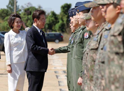 epa13134866 South Korean President Lee Jae-myung (c) meets with South Korean Air Force pilots and mechanics at the Brazilian Air Force base in Brasilia, Brazil, 26 July 2026, during his inspection of a C-390 military transport aircraft purchased from Brazilian regional jet manufacturer Embraer.  EPA/YONHAP SOUTH KOREA OUT