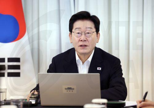 epa13134988 South Korean President Lee Jae Myung holds a video conference with his senior secretaries in Brasilia, Brazil, 26 July 2026, during his state visit to Brazil.  EPA/YONHAP SOUTH KOREA OUT