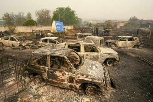 epa13135623 Burnt cars at the village of Casavieja, Avila, Spain, 27 July 2026. In Avila's region, 15 villages have been evacuated due to the fire. Multiple fires in Spain have forced the evacuation of about 115,000 people from the affected villages.  EPA/RAUL SANCHIDRIAN