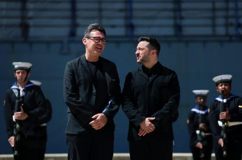 epa13135919 British Prime Minister Andy Burnham (L) and Ukrainian President Volodymyr Zelensky (R) ahead of talks aboard the HMS Queen Elizabeth at His Majesty's Naval Base Portsmouth in Portsmouth, Britain, 27 July 2026.  EPA/ANDY RAIN / POOL