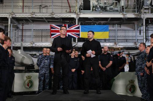 epa13135923 British Prime Minister Andy Burnham (L) and Ukrainian President Volodymyr Zelensky (R)  with British and Ukrainian troops aboard the HMS Queen Elizabeth at His Majesty's Naval Base Portsmouth in Portsmouth, Britain, 27 July 2026.  EPA/ANDY RAIN / POOL