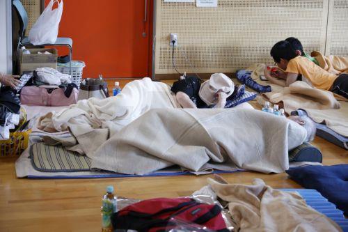 epaselect epa13141129 Earthquake affected locals shelter in Matsubashi-higashi Emergency Control Center in Uki, Kumamoto Prefecture, southwestern Japan, 30 July 2026. Rescue operations continue across Kumamoto Prefecture, where more than a dozen people have died and several others were injured following a 7.1-magnitude earthquake that damaged critical...