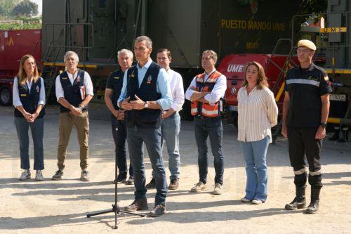 epa13141255 Spanish Prime Minister Pedro Sanchez (C) addresses a press conference as he visits to the Forward Command Post in charge of battling the wildfires in Navaluenga, Avila, Spain, 30 July 2026, while traveling to the area affected by the forest fires amid persistent heatwaves.  EPA/RAUL SANCHIDRIAN
