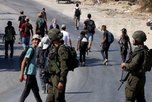 epa13143499 Israeli soldiers guard Israeli settlers entering the village of Sara, near the West Bank city of Nablus, 31 July 2026. According to the Palestinian news agency WAFA, a Palestinian man was injured when Israeli soldiers fired live bullets at a group of Palestinians in the Al Jouned area, as dozens of Israeli settlers marched through the...