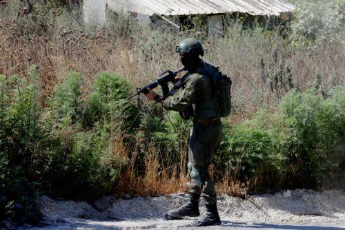 epa13143502 Israeli soldiers guard Israeli settlers entering the village of Sara, near the West Bank city of Nablus, 31 July 2026. According to the Palestinian news agency WAFA, a Palestinian man was injured when Israeli soldiers fired live bullets at a group of Palestinians in the Al Jouned area, as dozens of Israeli settlers marched through the...