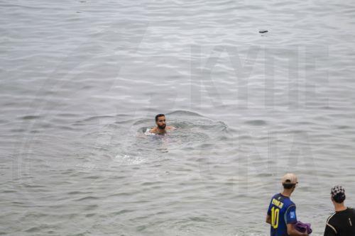 epa13143768 A young man who returned from Spain swims near the Bab Sebta border crossing near Fnideq, Morocco, 31 July 2026. The unrest erupted as thousands gathered near the border, some attempted to cross into Ceuta and clashed with Moroccan security forces.  EPA/JALAL MORCHIDI