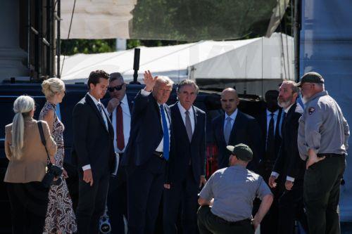 epa13144168 US President Donald Trump (C-L) inspects some of the restoration work being done on the White House with US Secretary of the Interior Doug Burgum (C-R) before departing for Camp David, in Washington, D.C., USA, 31 July 2026. Trump is holding a cabinet meeting at Camp David before heading to his private golf course in Bedminster, New Jersey where...