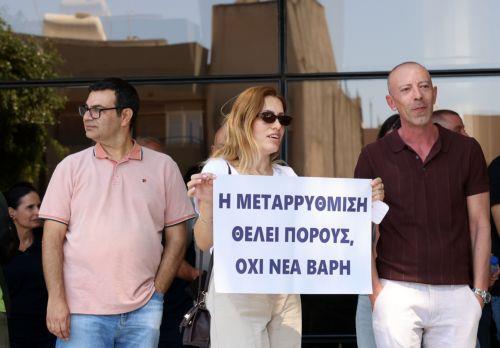 Τρίωρη στάση διαμαρτυρίας πραγματοποίησαν σήμερα, οι δήμοι της Κύπρου, με απόφαση της Ένωσης Δήμων Κύπρου, διεκδικώντας, επαρκή κρατική χρηματοδότηση για την εφαρμογή της μεταρρύθμισης της τοπικής αυτοδιοίκησης, Στρόβολος 3 Αυγούστου 2026. ΚΥΠΕ/ΚΑΤΙΑ ΧΡΙΣΤΟΔΟΥΛΟΥ