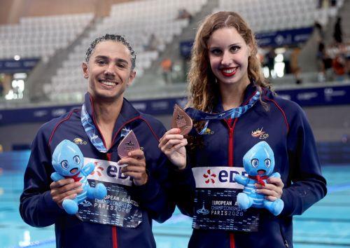 epa13148140 Men's Sole Free final bronze medalist Jordi Caceres Iglesias of Spain and Women's Solo Free final bronze medalist Iris Tio Casas of Spain pose with their medals after the podium ceremonies for both events of the Artistic Swimming at the European Aquatics Championships in Paris, France, 03 August 2026.  EPA/TERESA SUAREZ