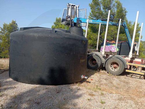 Βυτίο νερού τοποθετείται για την κατάσβεση φωτιάς, κατά τη διάρκεια πυρκαγιάς που καίει στην ευρύτερη περιοχή της Αττικοβοιωτίας, Δευτέρα 3 Αυγούστου 2026. Πέραν των παρεμβάσεων που έγιναν στο πλαίσιο του Antinero, στελέχη του υπουργείου Πολιτικής Προστασίας σημείωσαν ότι κοντά στην Οινόη και τη Βενίζα, σε απόσταση λίγων χιλιομέτρων από το Πόρτο Γερμενό,...