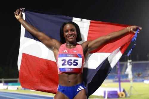 epa13149197 Liranyi Alonso of the Dominican Republic poses with a flag after winning the women's 100-meter final during the XXV Central American and Caribbean Games Santo Domingo 2026, in Santo Domingo, Dominican Republic, 03 August 2026.  EPA/ORLANDO BARRIA