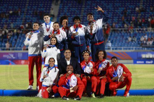 epa13149202 Athletes of the Dominican Republic (C), gold medalists; Puerto Rico (L), silver medalists; and Cuba, bronze medalists, pose at the medal ceremony for the mixed 4x400-meter relay during the XXV Central American and Caribbean Games Santo Domingo 2026, in Santo Domingo, Dominican Republic, 03 August 2026.  EPA/ORLANDO BARRIA