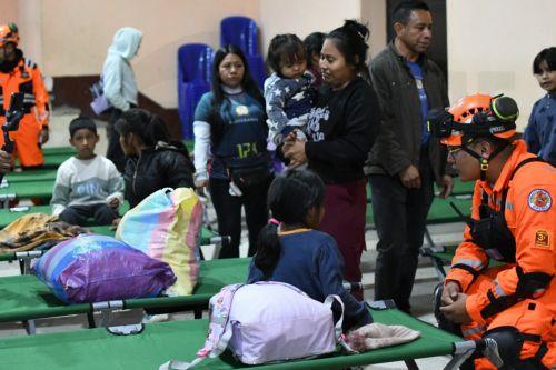 epa13149908 People rest after being evacuated in Alotenango, southwest of Guatemala City, Guatemala, 04 August 2026. The National Coordinator for Disaster Reduction (CONRED) reported that at least two villages on the slopes of the Fuego volcano, El Porvenir and Las Lajitas, were evacuated.  EPA/ALEX CRUZ
