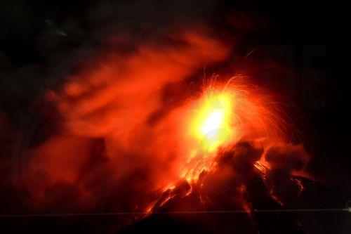 epa13150962 ​Fuego volcano emits lava and ash during an eruption in Alotenango, southwest of Guatemala City, Guatemala, 04 August 2026 (issued 05 August 2026). Guatemala's National Coordinator for Disaster Reduction (Conred) said that at least two villages—El Porvenir and Las Lajitas, located on the slopes of the volcano—were evacuated.  EPA/Alex Cruz