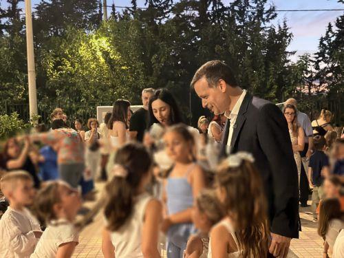 (Ξένη Δημοσίευση) Ο Δήμος Αθηναίων, ενισχύει καθημερινά το πράσινο σε σχολικές αυλές και προαύλια, δημιουργώντας μικρές οάσεις δροσιάς και αναβαθμίζοντας τους χώρους στους οποίους τα παιδιά μαθαίνουν, παίζουν και περνούν σημαντικό μέρος της καθημερινότητάς τους. Με στόχο την προστασία της σχολικής κοινότητας από τις υψηλές θερμοκρασίες και τη βελτίωση του...