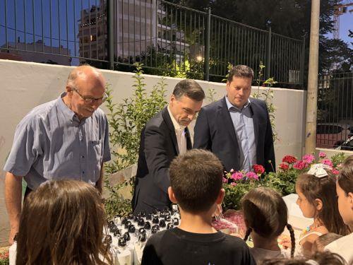 (Ξένη Δημοσίευση) Ο Δήμος Αθηναίων, ενισχύει καθημερινά το πράσινο σε σχολικές αυλές και προαύλια, δημιουργώντας μικρές οάσεις δροσιάς και αναβαθμίζοντας τους χώρους στους οποίους τα παιδιά μαθαίνουν, παίζουν και περνούν σημαντικό μέρος της καθημερινότητάς τους. Με στόχο την προστασία της σχολικής κοινότητας από τις υψηλές θερμοκρασίες και τη βελτίωση του...