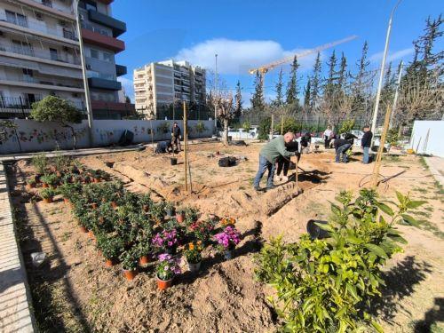 (Ξένη Δημοσίευση) Ο Δήμος Αθηναίων, ενισχύει καθημερινά το πράσινο σε σχολικές αυλές και προαύλια, δημιουργώντας μικρές οάσεις δροσιάς και αναβαθμίζοντας τους χώρους στους οποίους τα παιδιά μαθαίνουν, παίζουν και περνούν σημαντικό μέρος της καθημερινότητάς τους. Με στόχο την προστασία της σχολικής κοινότητας από τις υψηλές θερμοκρασίες και τη βελτίωση του...