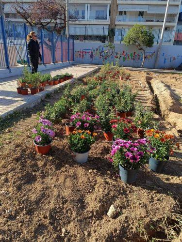 (Ξένη Δημοσίευση) Ο Δήμος Αθηναίων, ενισχύει καθημερινά το πράσινο σε σχολικές αυλές και προαύλια, δημιουργώντας μικρές οάσεις δροσιάς και αναβαθμίζοντας τους χώρους στους οποίους τα παιδιά μαθαίνουν, παίζουν και περνούν σημαντικό μέρος της καθημερινότητάς τους. Με στόχο την προστασία της σχολικής κοινότητας από τις υψηλές θερμοκρασίες και τη βελτίωση του...