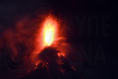 epa13150981 ​Fuego volcano emits lava and ash during an eruption in Alotenango, southwest of Guatemala City, Guatemala, 04 August 2026 (issued 05 August 2026). Guatemala's National Coordinator for Disaster Reduction (Conred) said that at least two villages—El Porvenir and Las Lajitas, located on the slopes of the volcano—were evacuated.  EPA/Alex Cruz