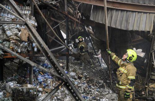 epa13151122 Ukrainian rescuers work at the site of a Russian missile strike on a grocery storage facility in Kyiv, Ukraine, 05 August 2026, amid the Russian invasion. At least 17 people were killed, and more than 40 others were injured in a large-scale overnight Russian attack by ballistic missiles on Kyiv and its area, according to the Ukrainian State...