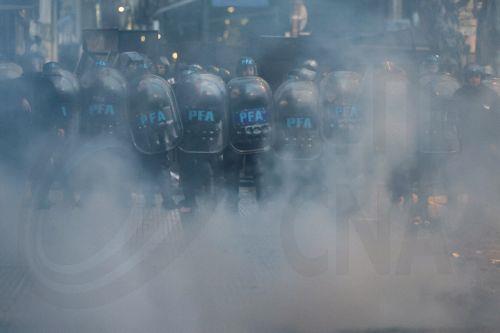 epa13154752 Police officers take cover during a confrontation with protesters at a demonstration against a bill promoted by the government of President Javier Milei introducing changes to eviction procedures, expropriations, and the use of burned land, in Buenos Aires, Argentina, 06 August 2026.  EPA/Juan Ignacio Roncoroni