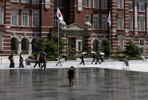 epa13155049 Passersby holding umbrellas to shelter from the sun walk in front of Tokyo Station, in Tokyo, Japan, 07 August 2026. Tokyo has endured a summer of persistent heat, with temperatures frequently exceeding 35 degrees Celsius, prompting authorities to issue heatstroke warnings.  EPA/FRANCK ROBICHON