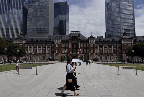epa13155052 Passersby holding umbrellas to shelter from the sun walk in front of Tokyo Station, in Tokyo, Japan, 07 August 2026. Tokyo has endured a summer of persistent heat, with temperatures frequently exceeding 35 degrees Celsius, prompting authorities to issue heatstroke warnings.  EPA/FRANCK ROBICHON