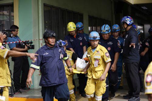 epa13155058 Emergency personnel carry the body of a victim of a school shooting at Debsirin Nonthaburi School in Bang Kruai district, Nonthaburi province, Thailand, 07 August 2026. Seven people were killed and 15 injured after a student opened fire inside the school campus, according to a Royal Thai Police spokesperson.  EPA/RUNGROJ YONGRIT